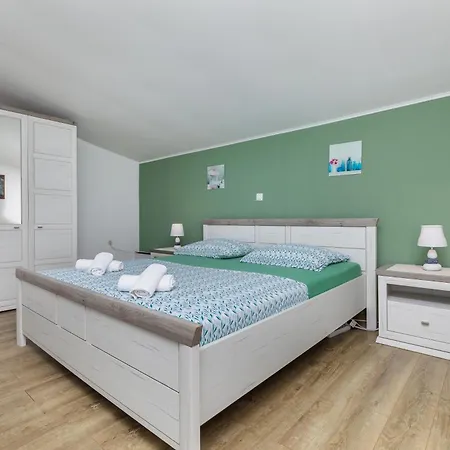 Family Friendly House With A Swimming Pool - 23571 بيت للعطل ماكارسكا