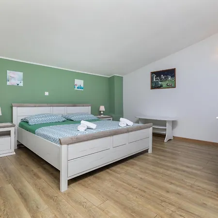 Family Friendly House With A Swimming Pool - 23571 بيت للعطل *